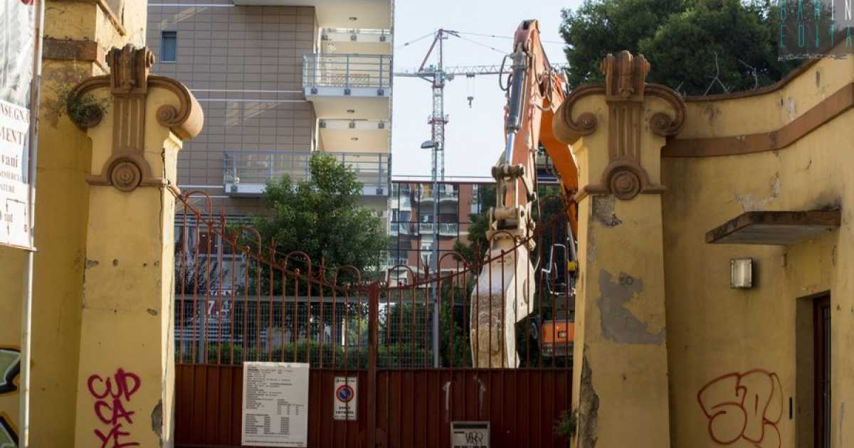 Bari, addio all'antica sede della Birra Peroni: le ruspe la stanno radendo al suolo